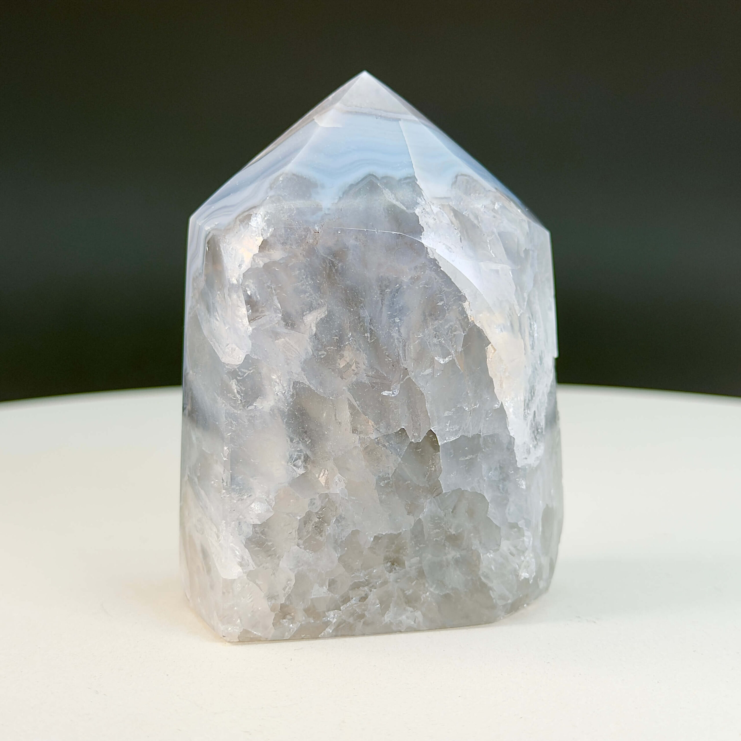 Agat Druzy Tårn Krystal Sten på hvid og sort baggrund