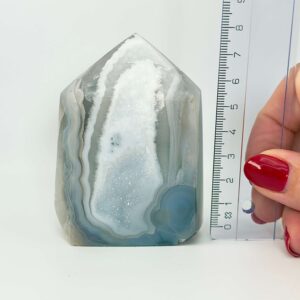 Agat Druzy Tårn Krystal Sten i hånd med lineal på hvid baggrund