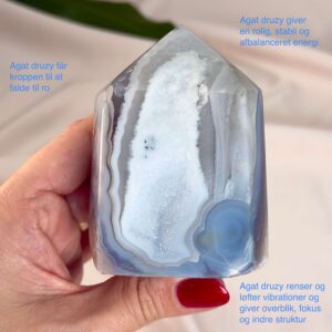 Agat Druzy Tårn Krystal Sten i hånd på hvid baggrund med tags