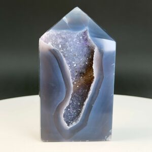 Agat Druzy Tårn Krystal Sten på hvid og sort baggrund