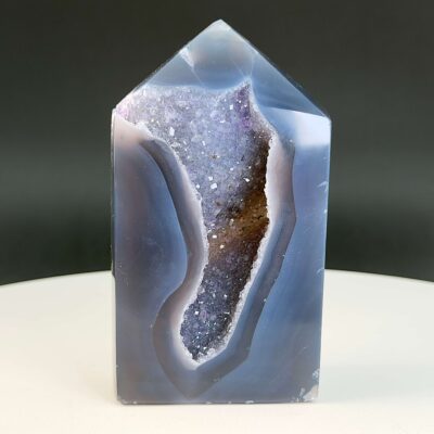 Agat Druzy Tårn Krystal Sten på hvid og sort baggrund