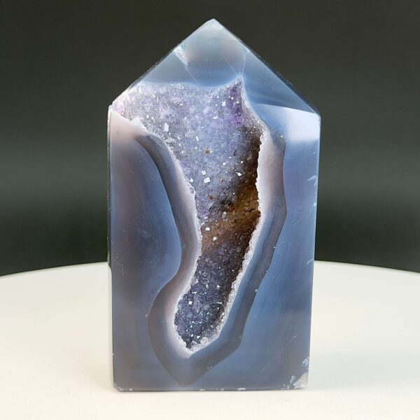 Agat Druzy Tårn Krystal Sten på hvid og sort baggrund