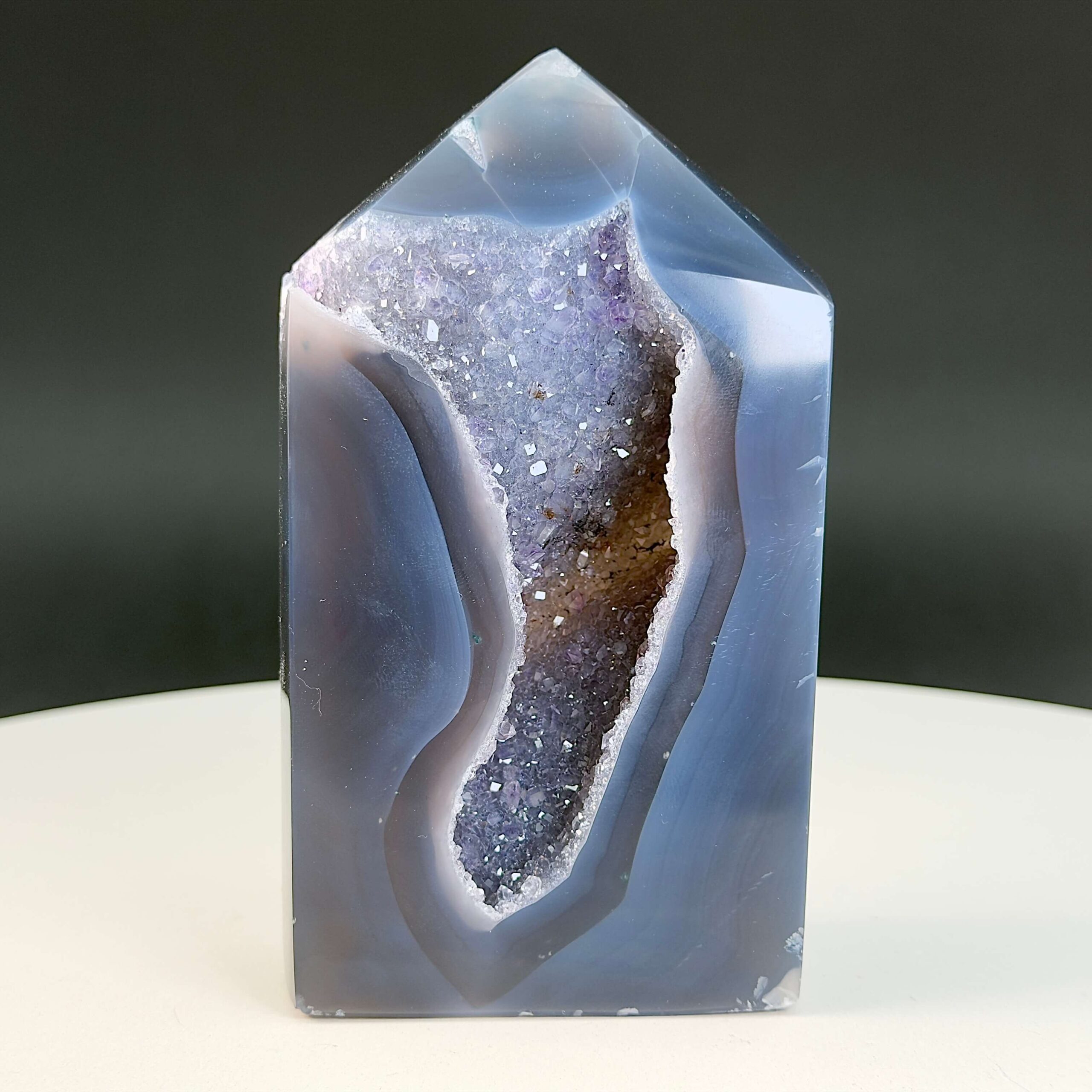 Agat Druzy Tårn Krystal Sten på hvid og sort baggrund