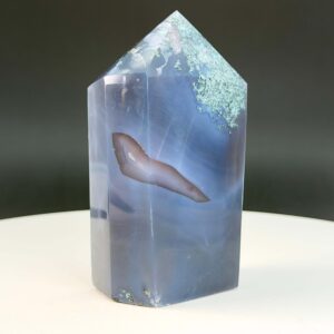 Agat Druzy Tårn Krystal Sten på hvid og sort baggrund