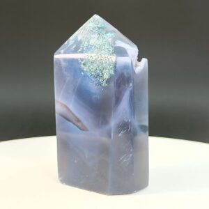 Agat Druzy Tårn Krystal Sten på hvid og sort baggrund