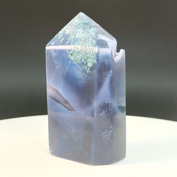 Agat Druzy Tårn Krystal Sten på hvid og sort baggrund