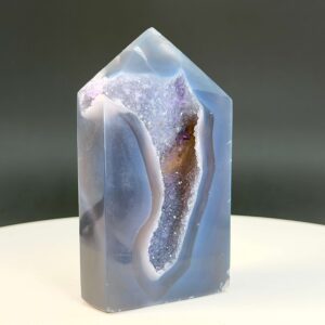 Agat Druzy Tårn Krystal Sten på hvid og sort baggrund