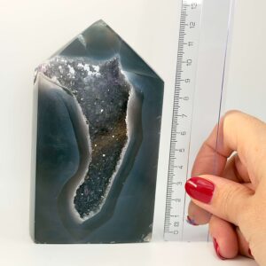 Agat Druzy Tårn Krystal Sten i hånd med lineal på hvid baggrund