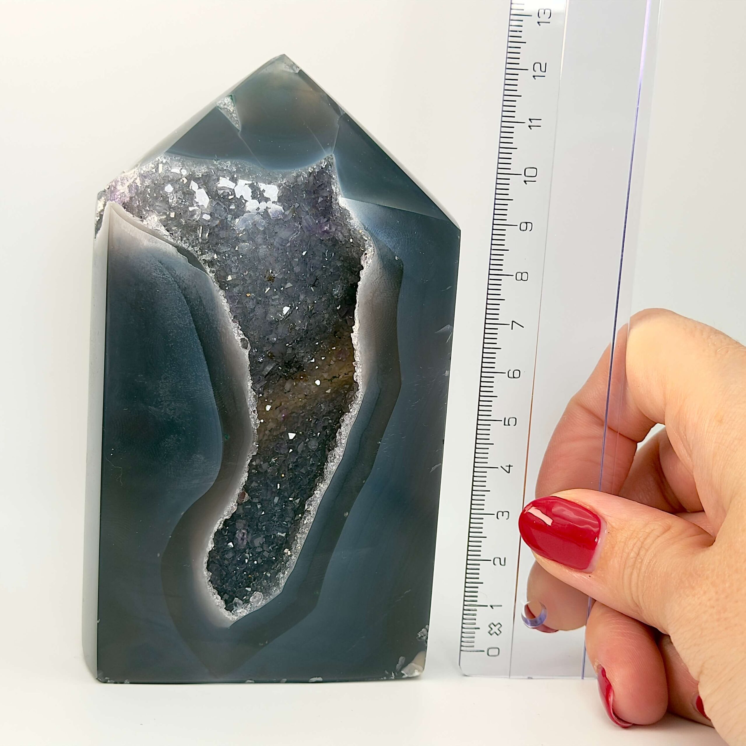 Agat Druzy Tårn Krystal Sten i hånd med lineal på hvid baggrund