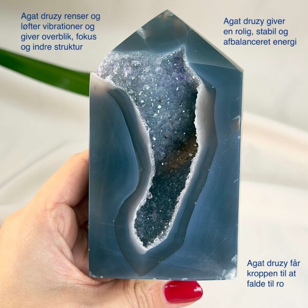 Agat Druzy Tårn Krystal Sten i hånd på hvid baggrund med tags