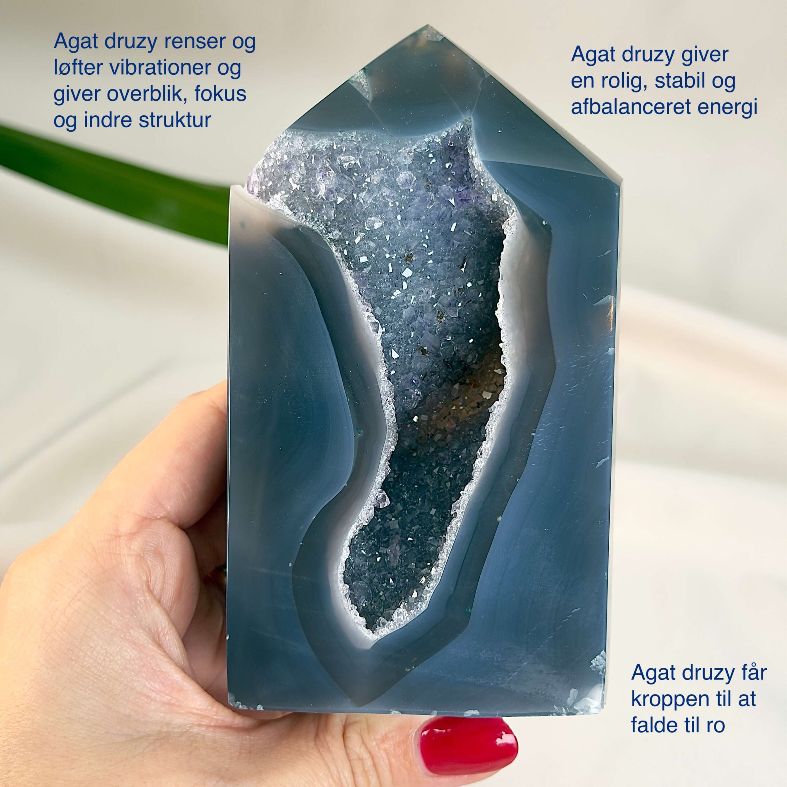Agat Druzy Tårn Krystal Sten i hånd på hvid baggrund med tags