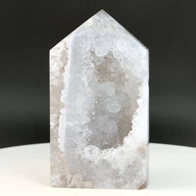 Agat Druzy Tårn Krystal Sten på hvid og sort baggrund