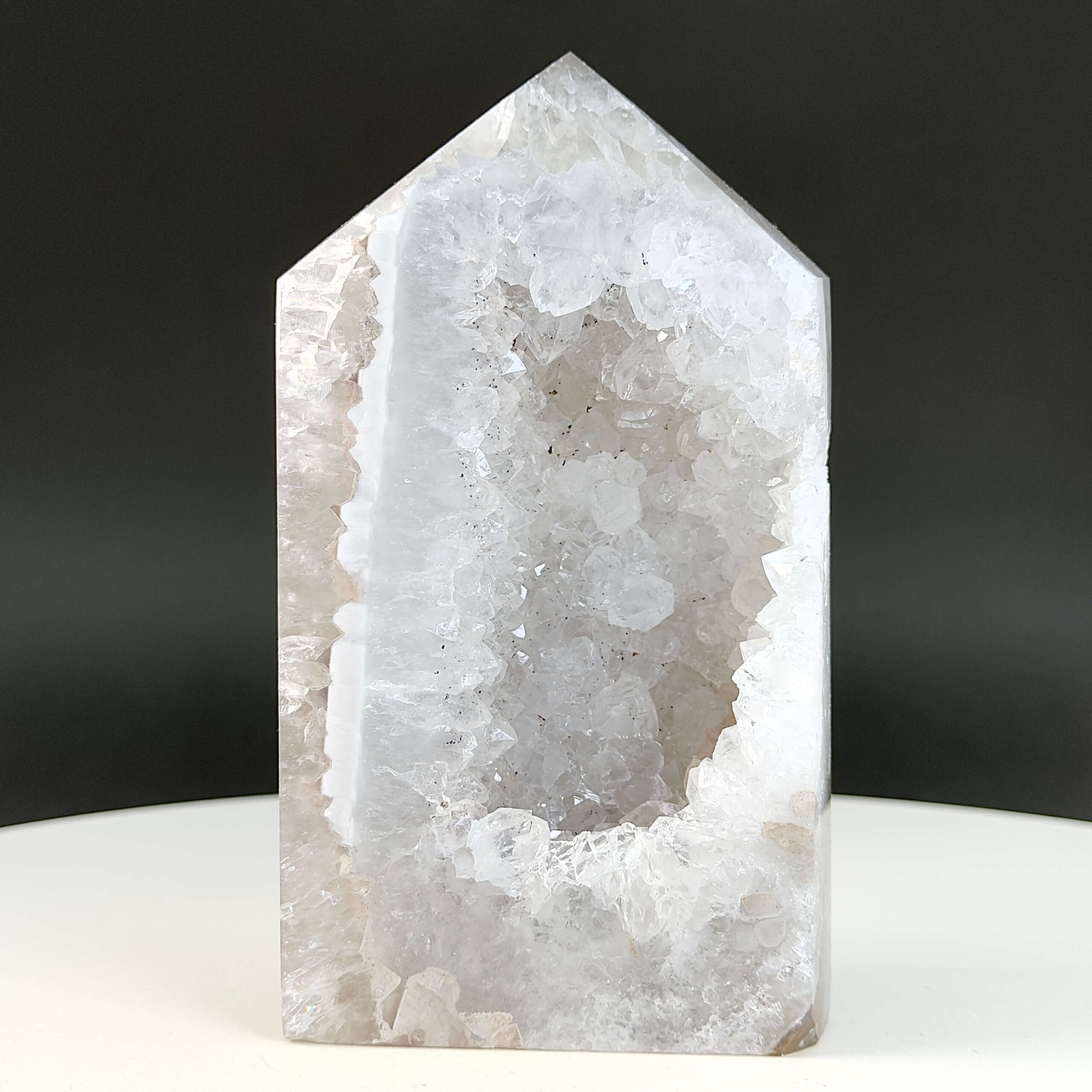 Agat Druzy Tårn Krystal Sten på hvid og sort baggrund