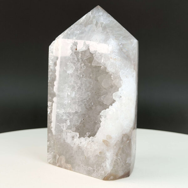 Agat Druzy Tårn Krystal Sten på hvid og sort baggrund