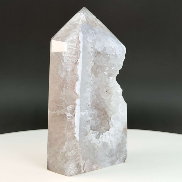 Agat Druzy Tårn Krystal Sten på hvid og sort baggrund