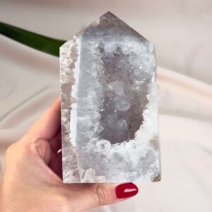 Agat Druzy Tårn Krystal Sten i hånd på hvid baggrund