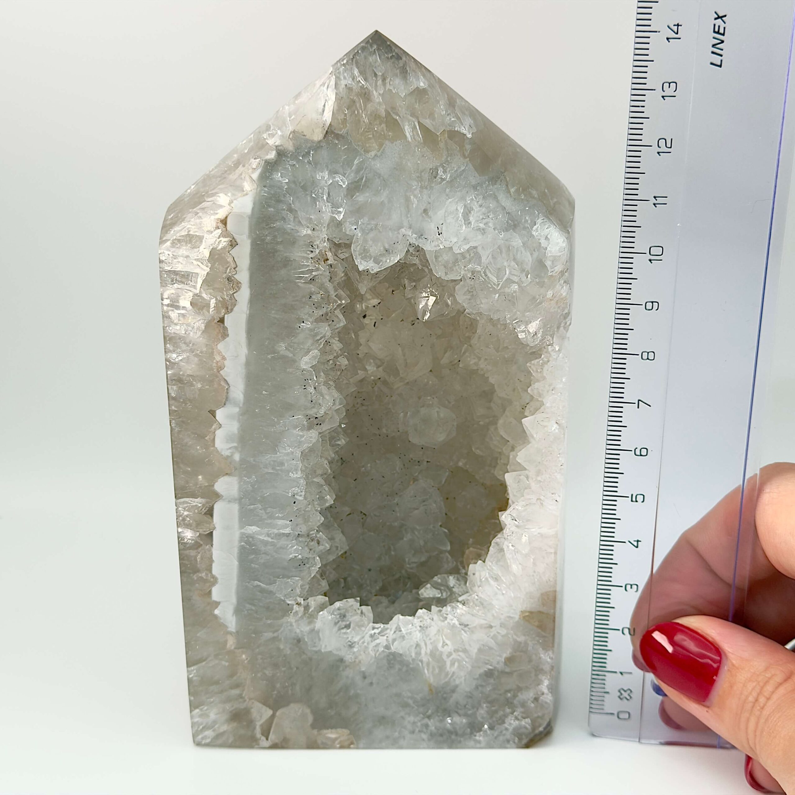 Agat Druzy Tårn Krystal Sten i hånd med lineal på hvid baggrund