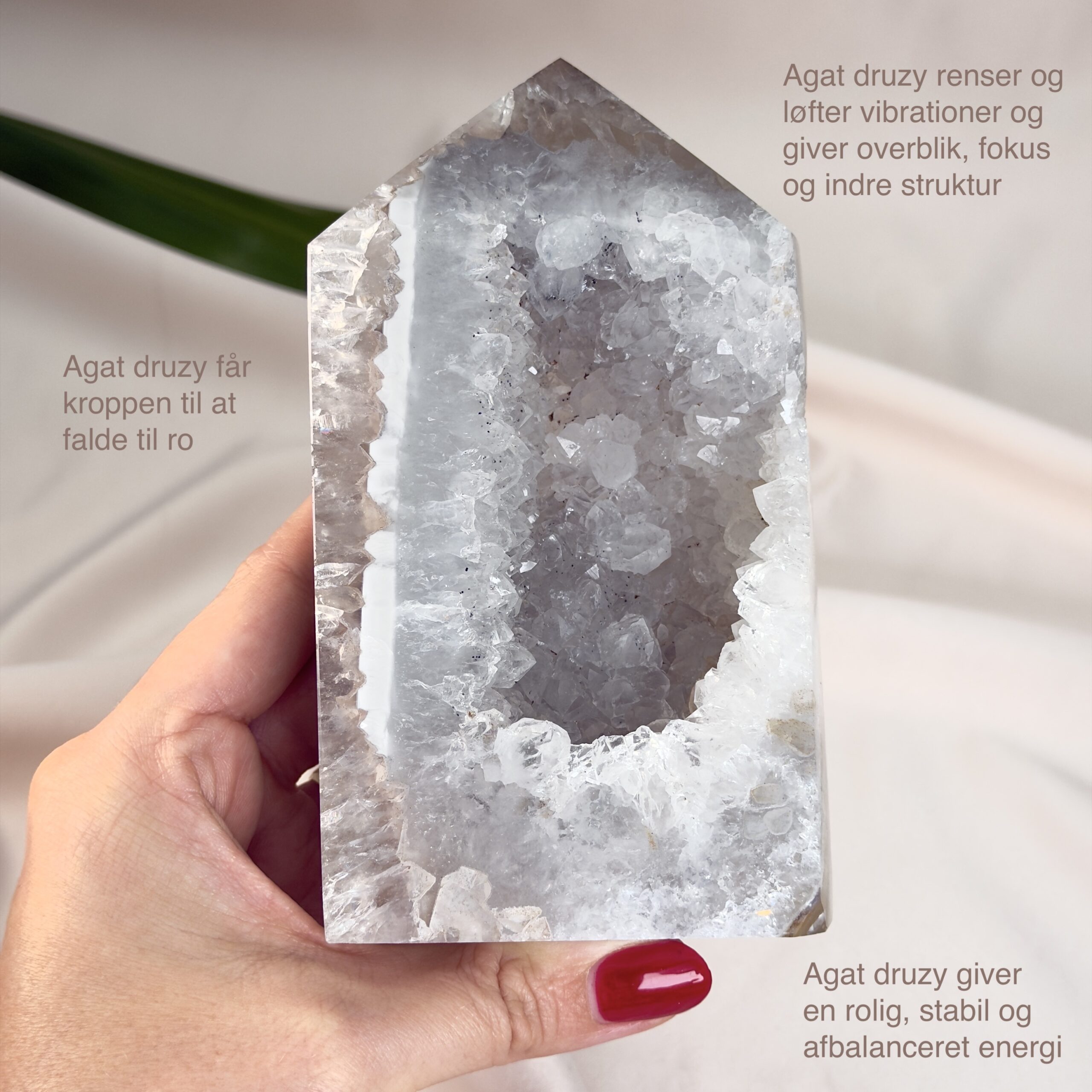 Agat Druzy Tårn Krystal Sten i hånd på hvid baggrund med tags