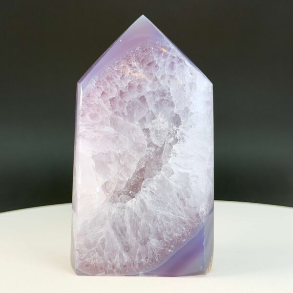 Agat Druzy Tårn Krystal Sten på hvid og sort baggrund