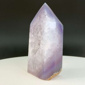 Agat Druzy Tårn Krystal Sten på hvid og sort baggrund