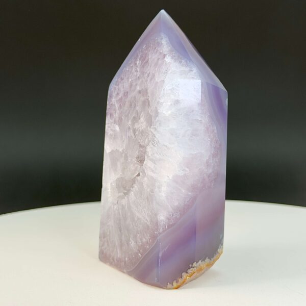 Agat Druzy Tårn Krystal Sten på hvid og sort baggrund