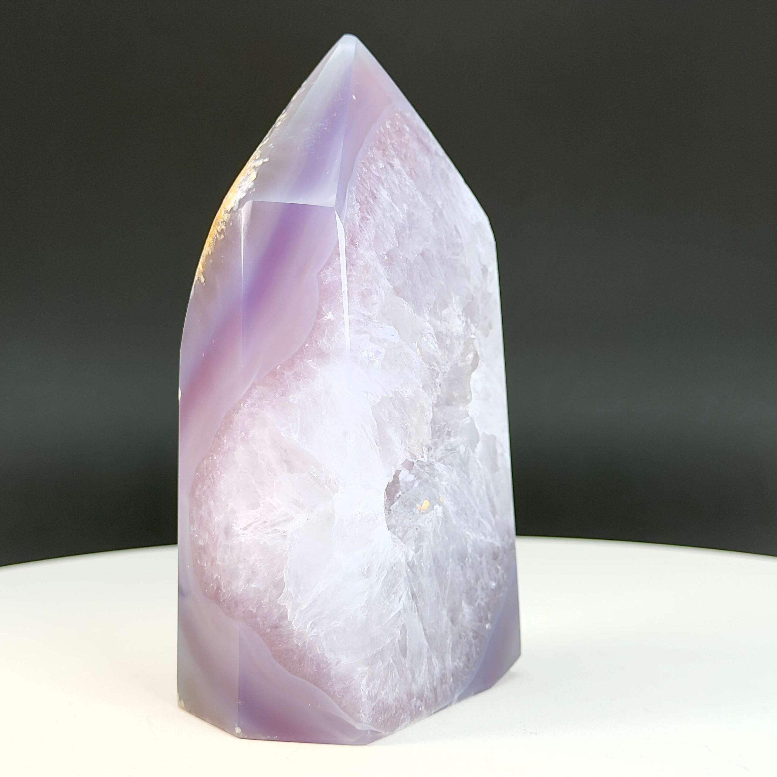 Agat Druzy Tårn Krystal Sten på hvid og sort baggrund