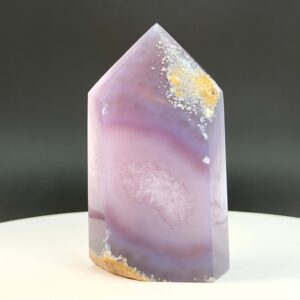 Agat Druzy Tårn Krystal Sten på hvid og sort baggrund