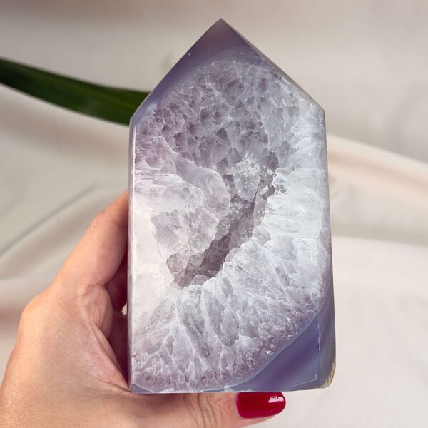 Agat Druzy Tårn Krystal Sten i hånd på hvid baggrund