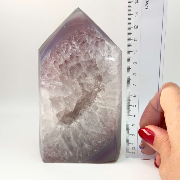Agat Druzy Tårn Krystal Sten i hånd med lineal på hvid baggrund