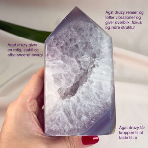 Agat Druzy Tårn Krystal Sten i hånd på hvid baggrund med tags