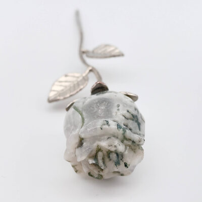 Agat Mos Rose med sølvstilk krystal sten med sølv stilk på hvid baggrund