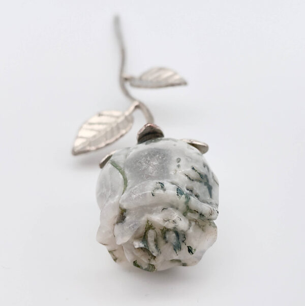 Agat Mos Rose med sølvstilk krystal sten med sølv stilk på hvid baggrund