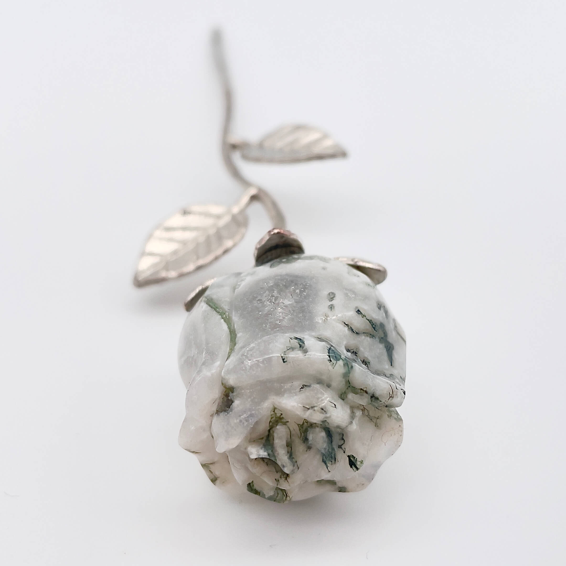 Agat Mos Rose med sølvstilk krystal sten med sølv stilk på hvid baggrund