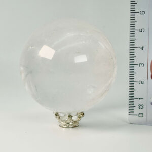 Bjergkrystal Kugle Krystal sten med lineal på hvid baggrund
