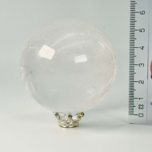 Bjergkrystal Kugle Krystal sten med lineal på hvid baggrund