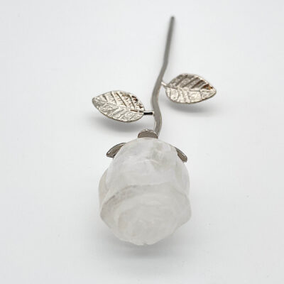 Bjergkrystal Rose med sølvfarvet stilk krystal sten med sølv stilk på hvid baggrund