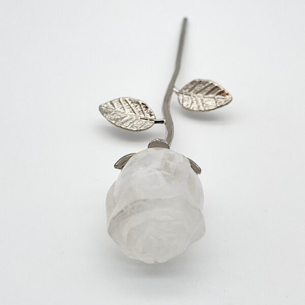 Bjergkrystal Rose med sølvfarvet stilk krystal sten med sølv stilk på hvid baggrund