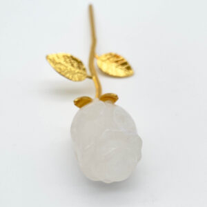 Bjergkrystal Rose med guldfarvet stilk krystal sten med guld stilk på hvid baggrund