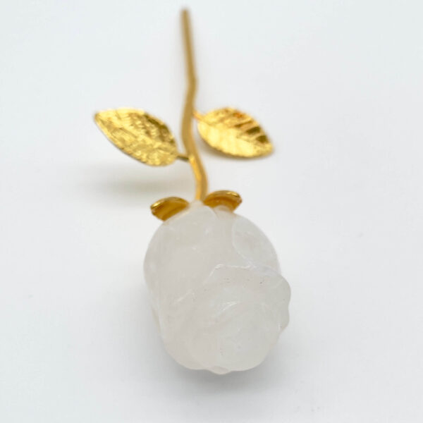 Bjergkrystal Rose med guldfarvet stilk krystal sten med guld stilk på hvid baggrund