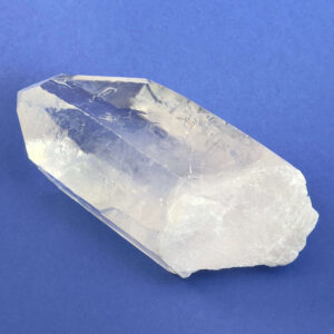 Bjergkrystal Spids rå Krystal sten på blå baggrund