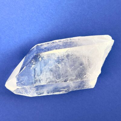 Bjergkrystal Spids rå Krystal sten på blå baggrund
