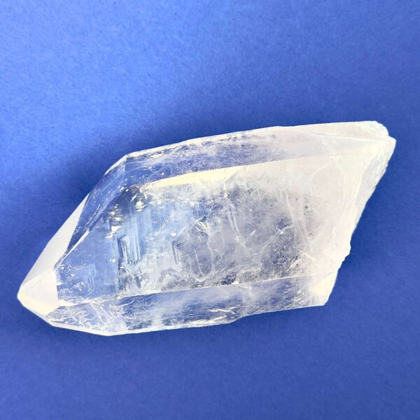 Bjergkrystal Spids rå Krystal sten på blå baggrund