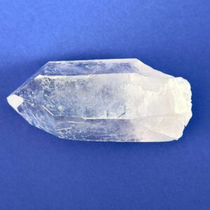 Bjergkrystal Spids rå Krystal sten på blå baggrund