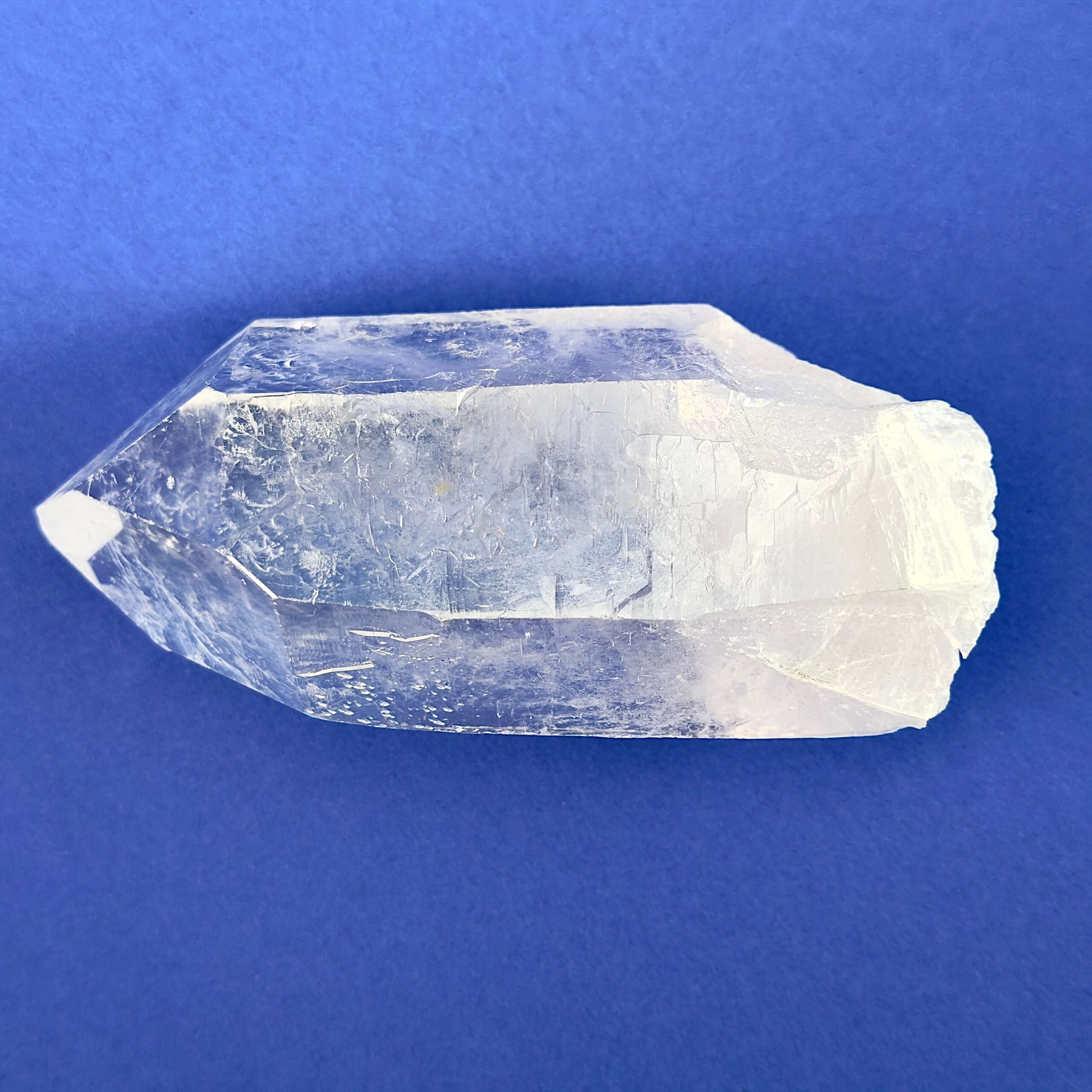 Bjergkrystal Spids rå Krystal sten på blå baggrund