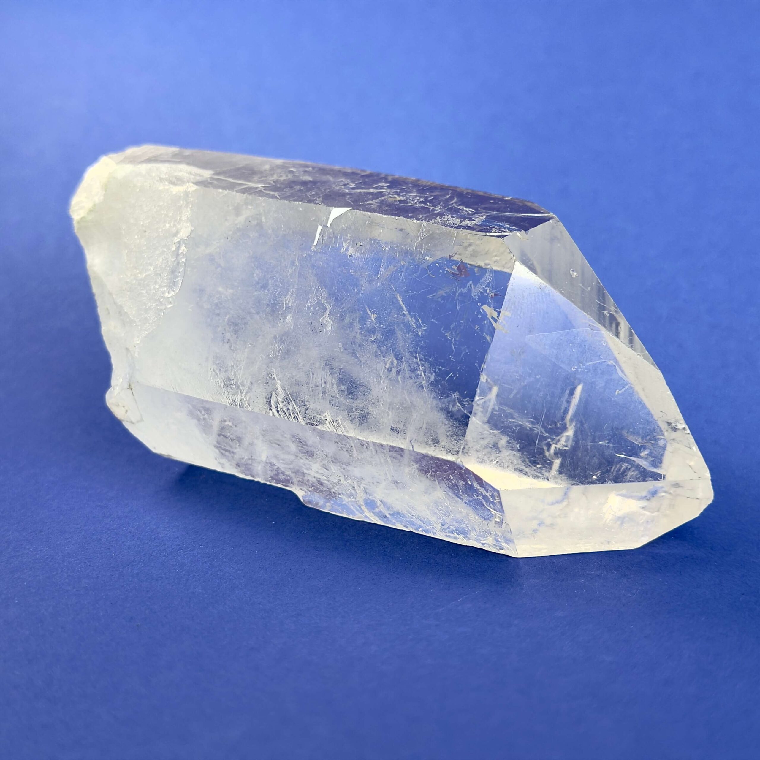 Bjergkrystal Spids rå Krystal sten på blå baggrund