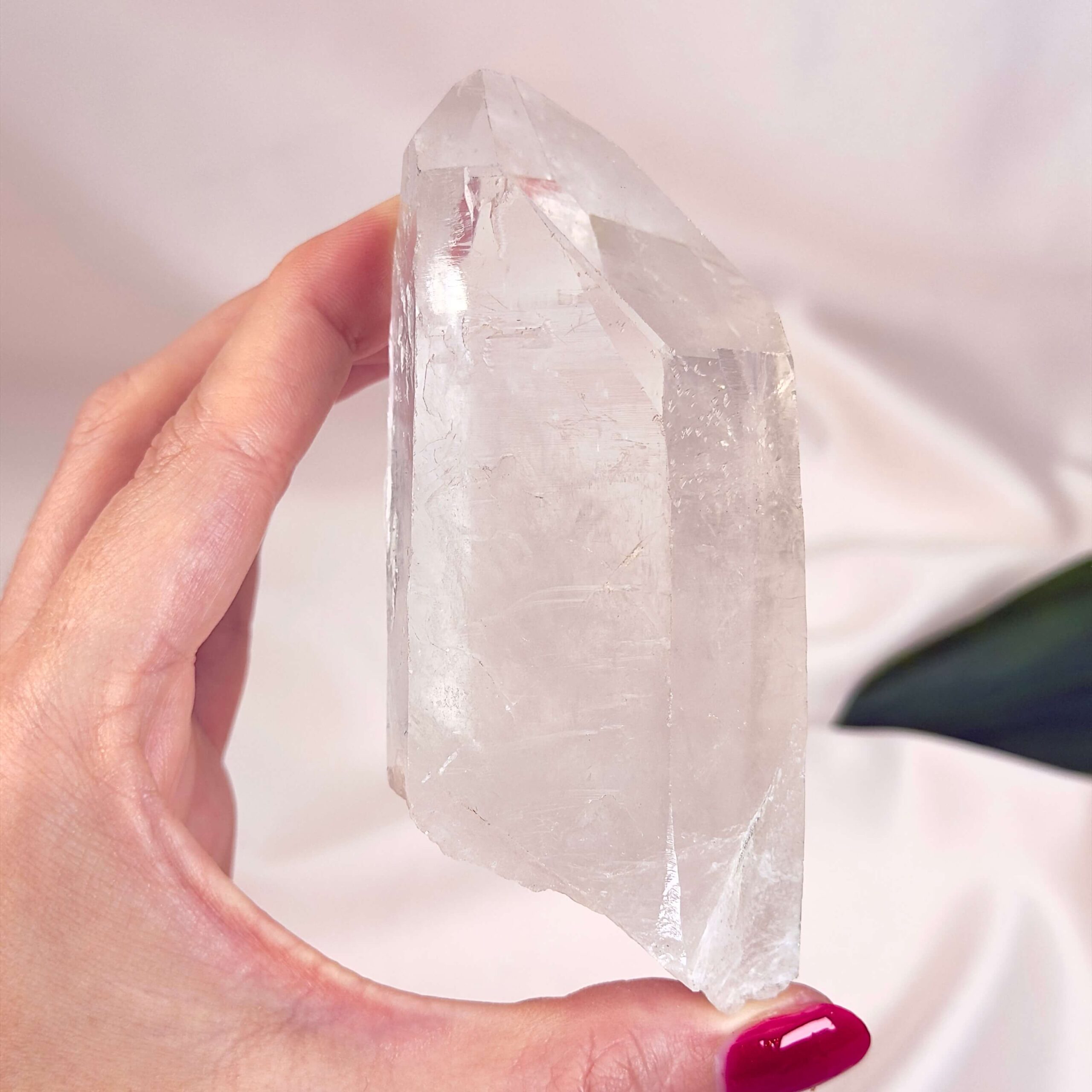 Bjergkrystal Spids rå Krystal sten i hånd på hvid baggrund