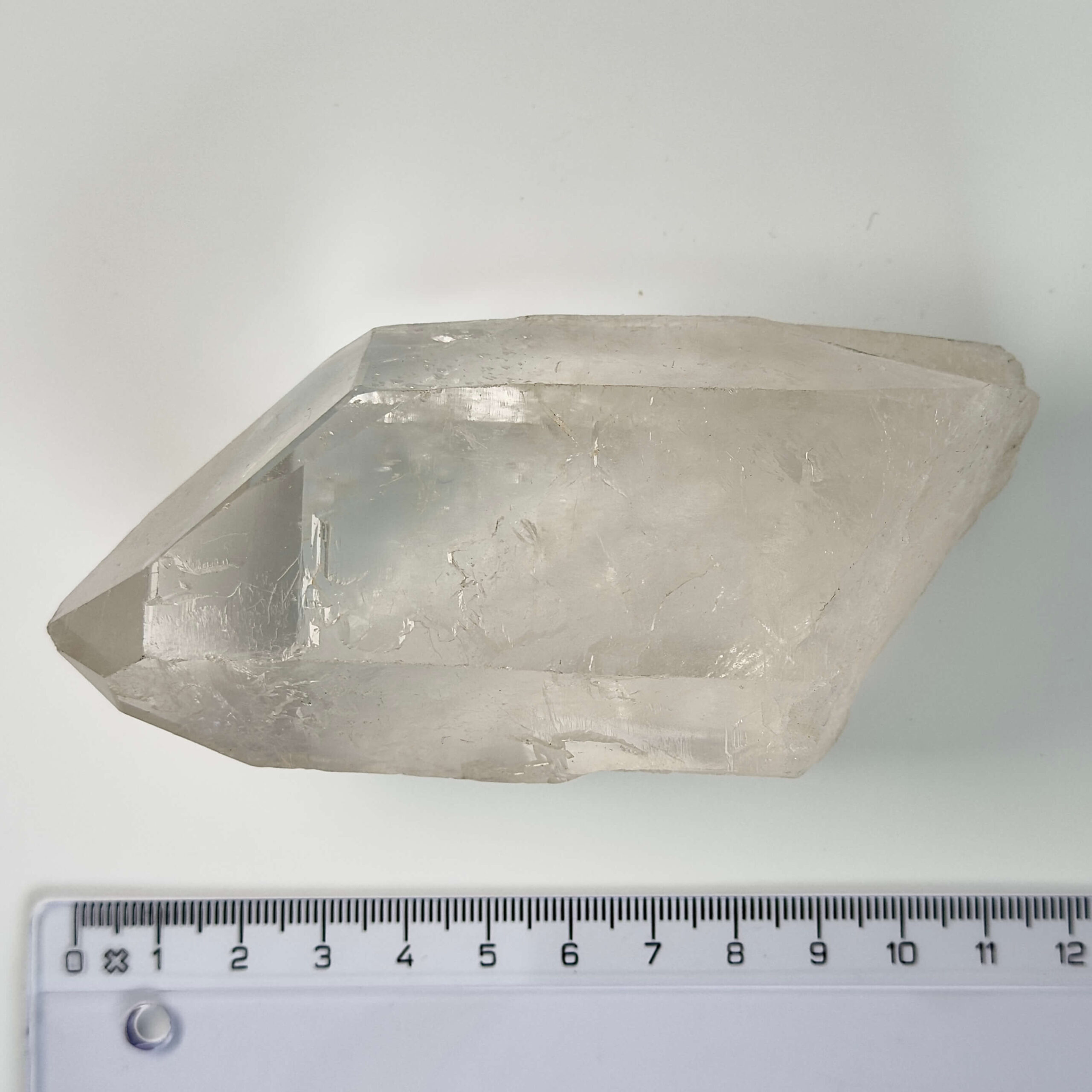 Bjergkrystal Spids rå Krystal sten med lineal på hvid baggrund