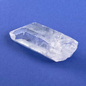 Bjergkrystal Spids rå Krystal sten på blå baggrund