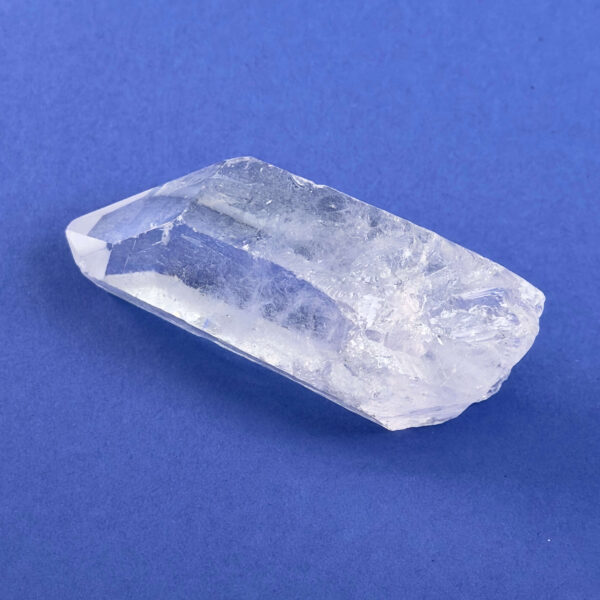 Bjergkrystal Spids rå Krystal sten på blå baggrund