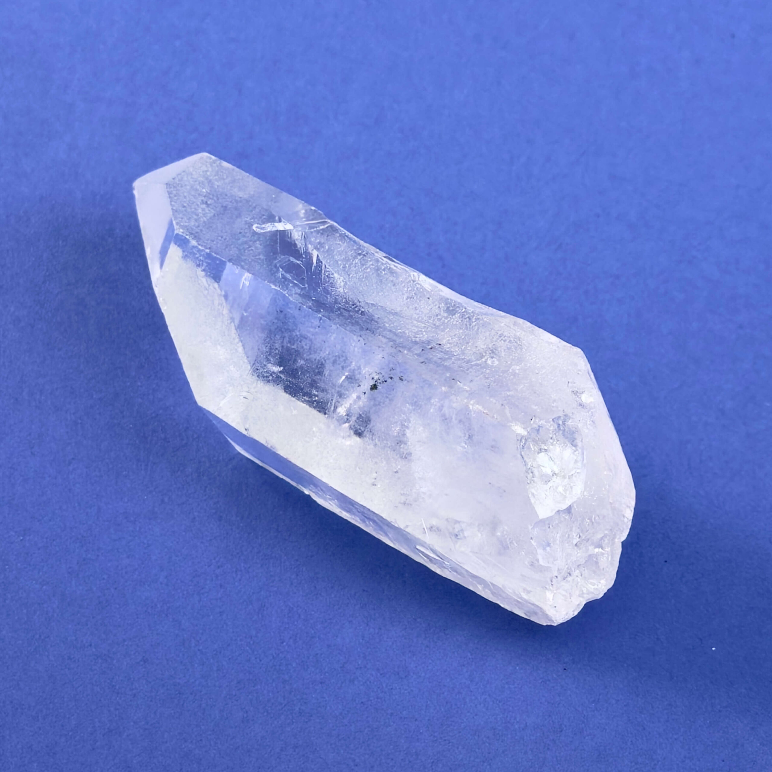 Bjergkrystal Spids rå Krystal sten på blå baggrund